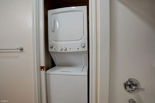 Building Photo - "Cozy 1-Bedroom Retreat in San Marcos – Perfectly Sized at 651 Sq Ft on Burleson Street!"