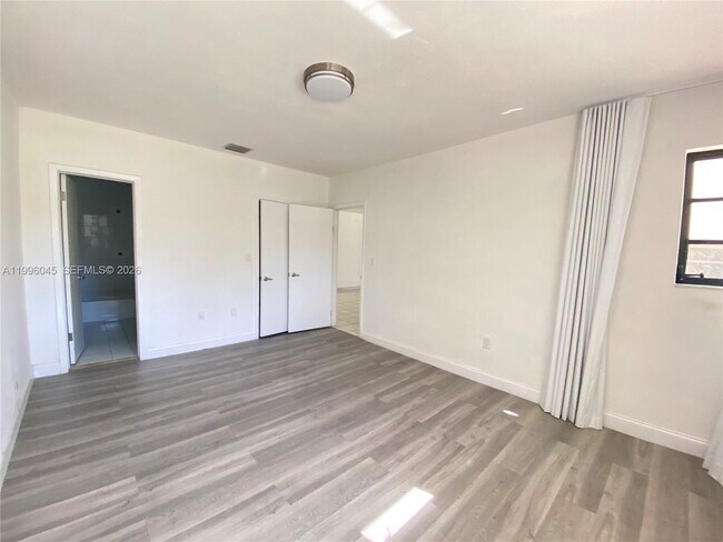 Building Photo - 1101 Bay Dr