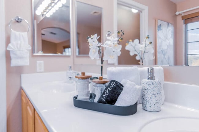 Building Photo - 1550 N Desert Willow St