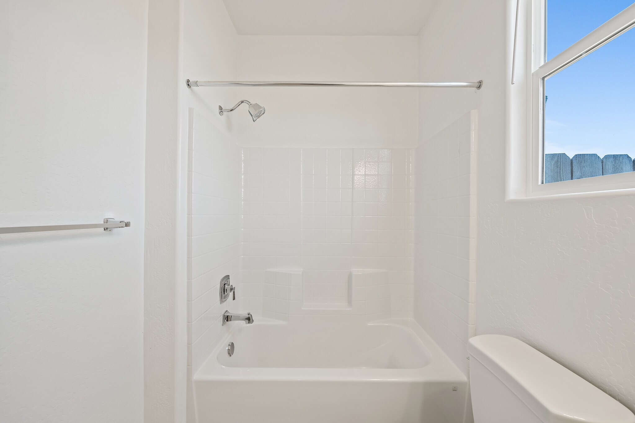 Building Photo - 821 Amanecer Ave