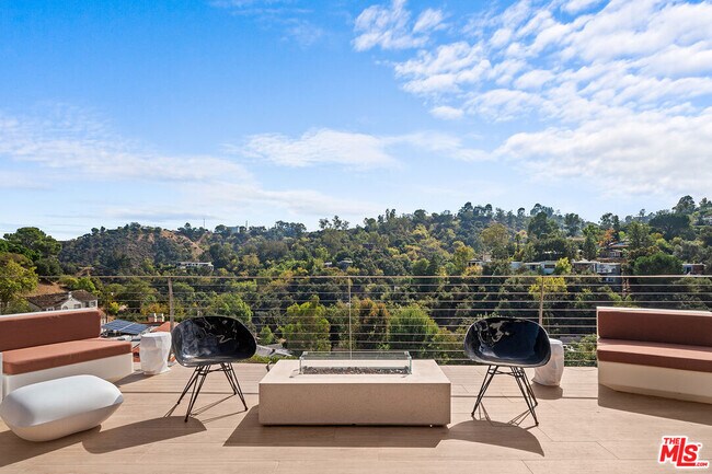 Building Photo - 8744 Skyline Dr