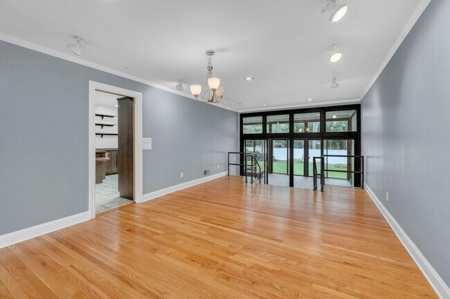 Building Photo - 370 Holland Ln