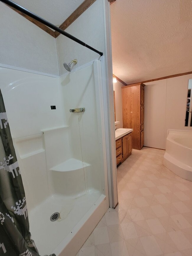 Building Photo - Large 3 bedroom in Oakwood