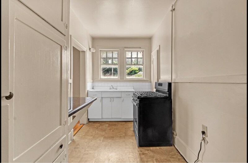 Building Photo - 665 E Pkwy S