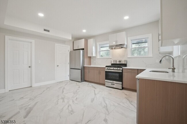 Building Photo - 19 Ashwood Ave