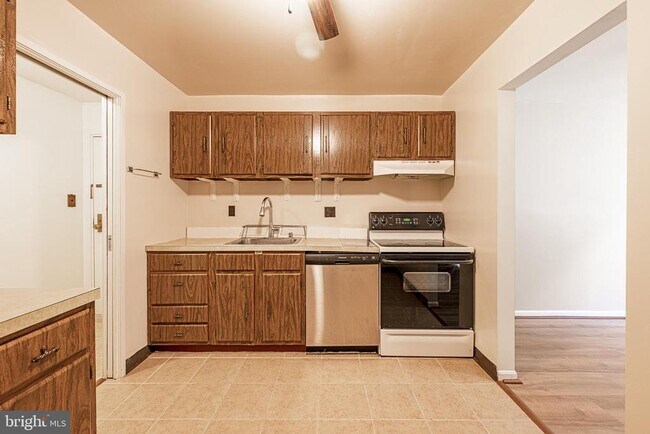 Building Photo - 9728 Kingsbridge Dr