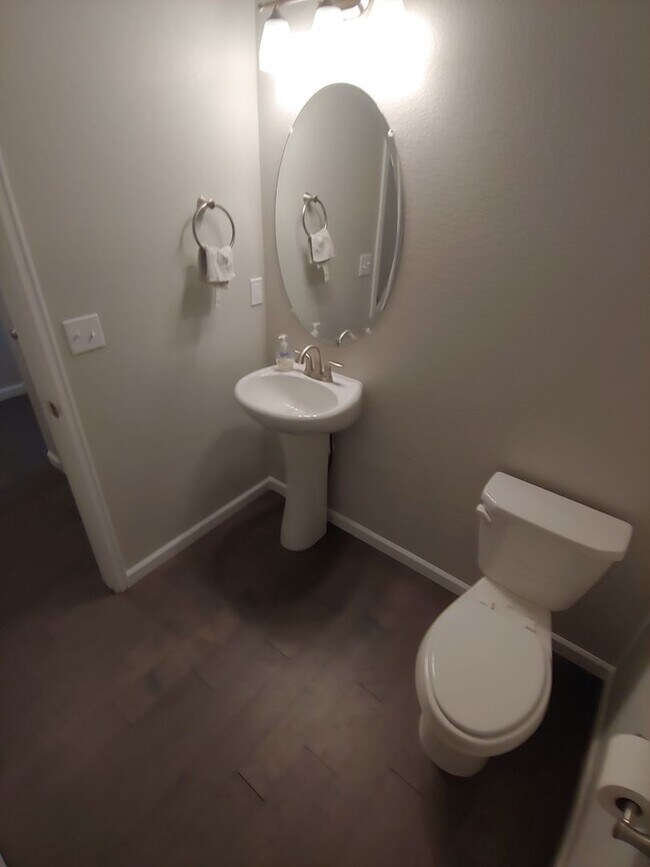 Building Photo - Gorgeous 4 Bed 3.5 Bath in Fantastic Location