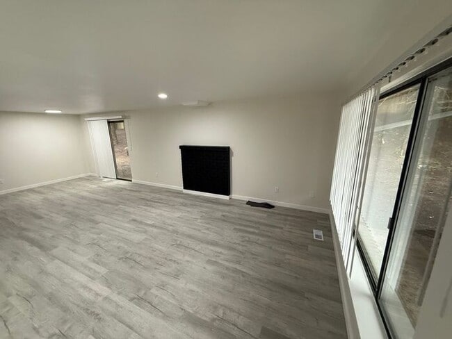 Building Photo - Wonderful 3 Bedroom Duplex in Puyallup!