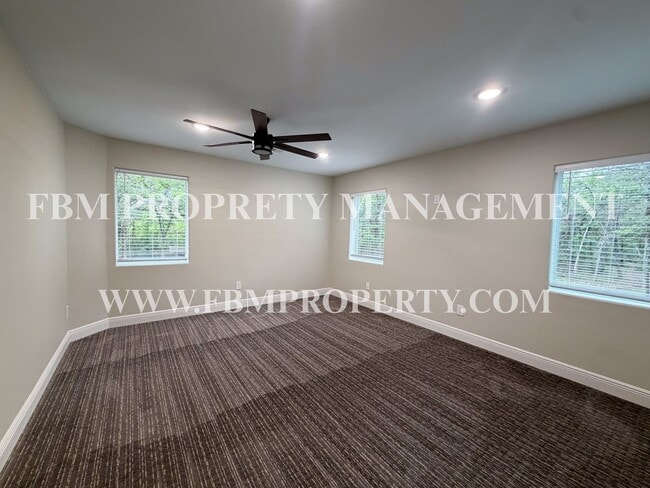 Building Photo - 338 Post Oak Dr