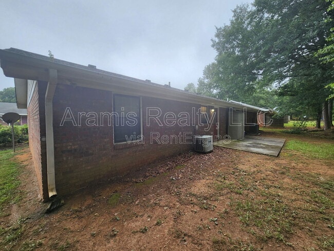 Building Photo - 13 Fredda Ln