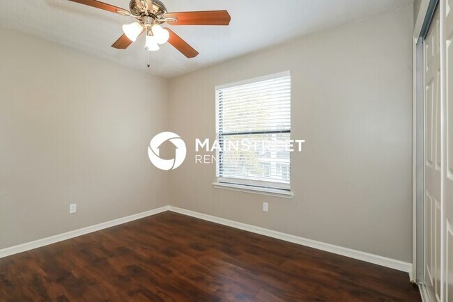 Building Photo - 3 Bedroom Pet-Friendly Home in Jacksonville, FL with Main Street Renewal