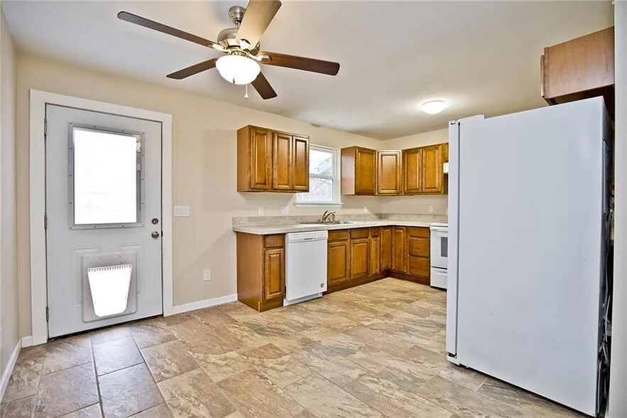 Building Photo - 2106 Dogwood Pl