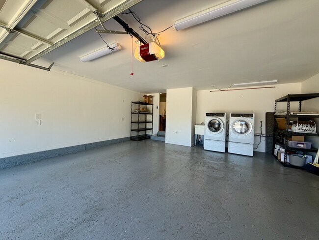 Building Photo - 832 Cathedral Dr