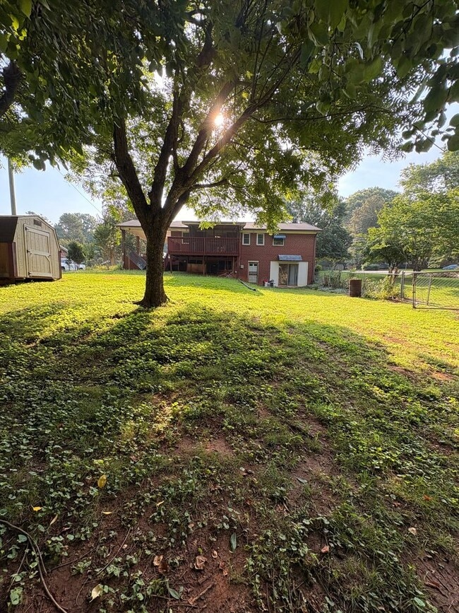 Building Photo - Charming 4-Bedroom Home with Basement and ...