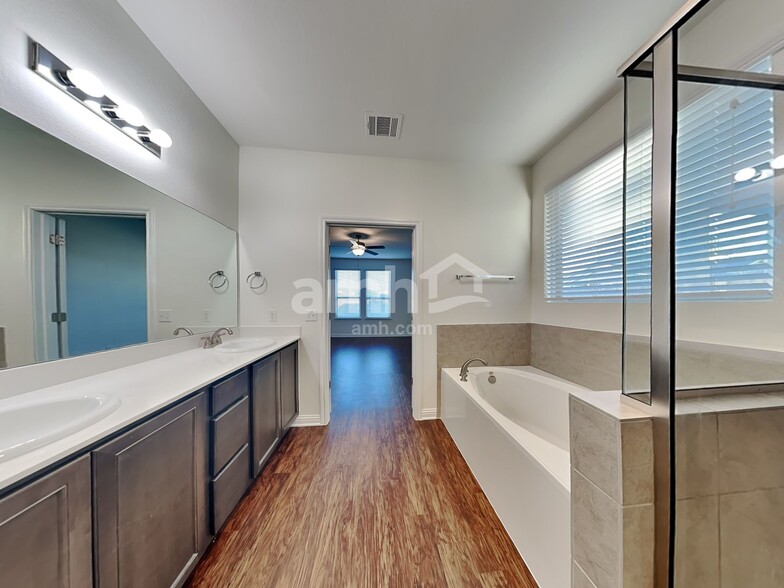 Building Photo - 5813 Monmarte Cove