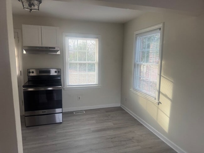 Building Photo - Charming 2br 1ba Home! Available Now!