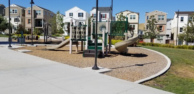 Building Photo - Beautiful end unit 4 bedroom condo in Dublin