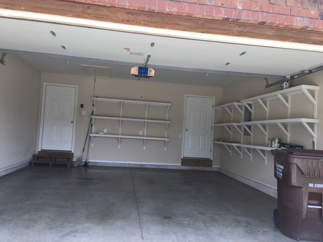 Building Photo - 3 Bedroom Home in Wonderful Neighborhood!