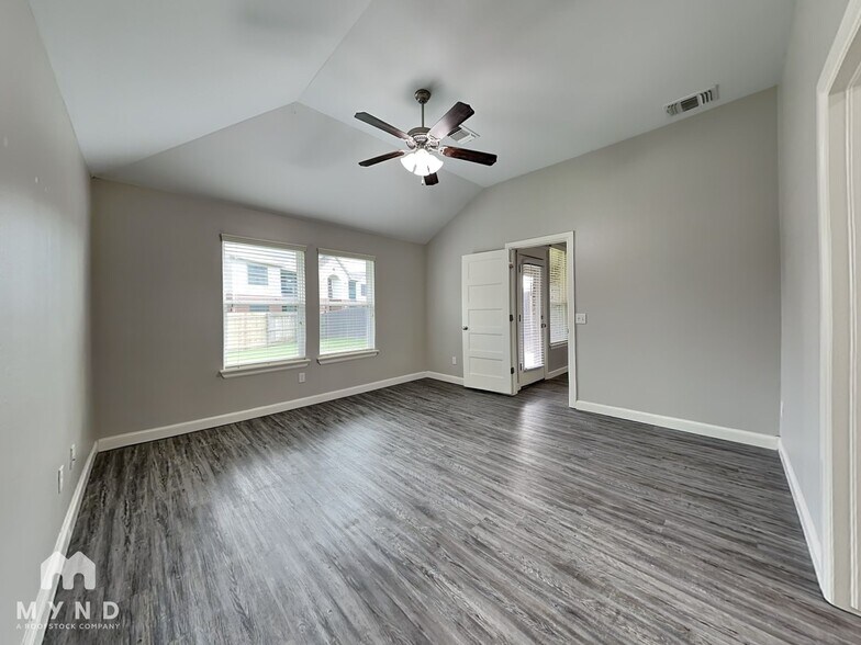 Building Photo - 1124 Merlin Dr
