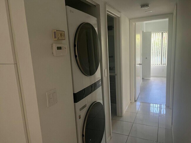 Building Photo - 209 Foxtail Dr