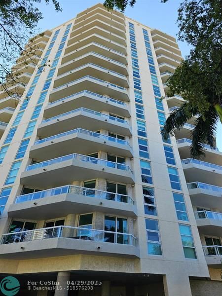 Building Photo - 401 SW 4th Ave