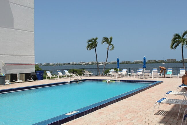 Building Photo - 1516 S Lakeside Dr