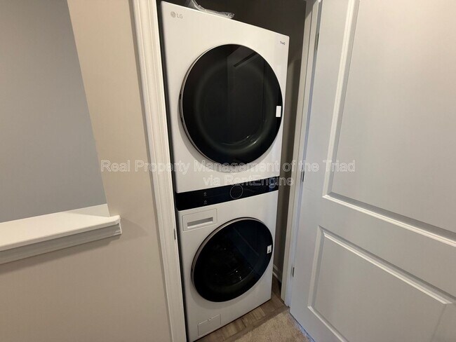 Building Photo - 3155 Fall Hls Dr