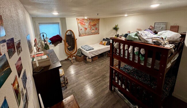 Building Photo - 202 E 7th St