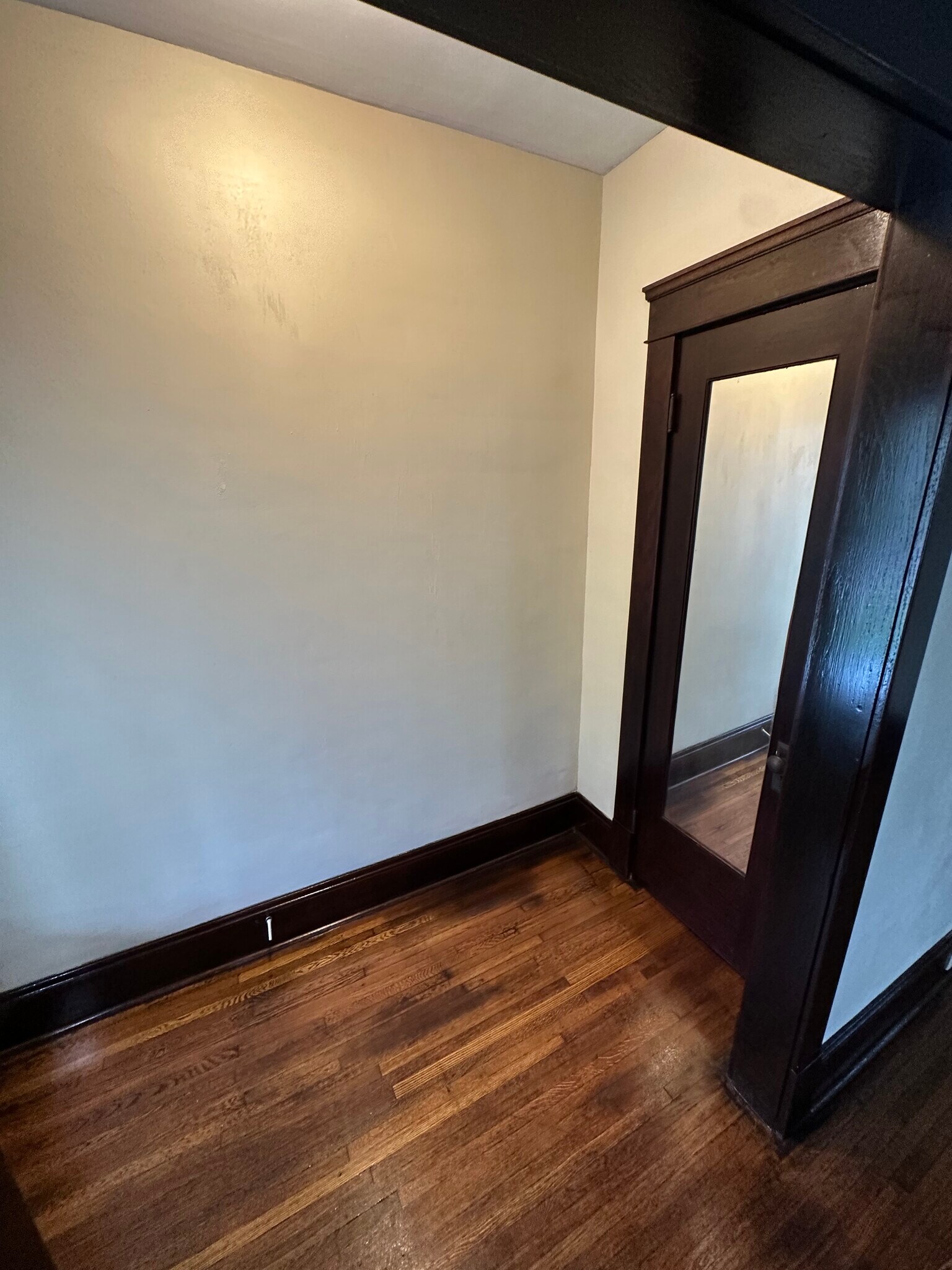 Building Photo - 1302 W 102nd St