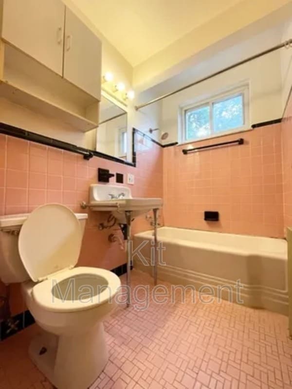 Building Photo - Charming 1-Bedroom Near University District – Cozy, Affordable Living on Douglas Rd