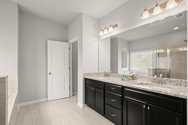 Building Photo - Townhouse - 4 Beds - 4 Bath