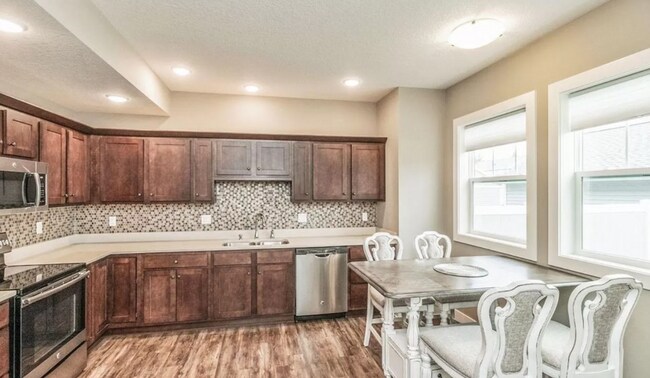 Building Photo - Sublease - 3 Bedroom Townhome Available Ja...