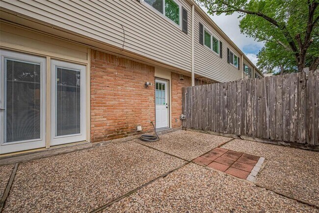 Building Photo - 13040 Trail Hollow Dr