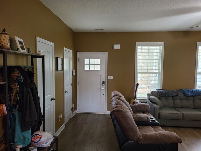 Building Photo - 4 Bed, 2.5 Bath unfurnished home located in The Village in Folkstone Community - Holly Ridge