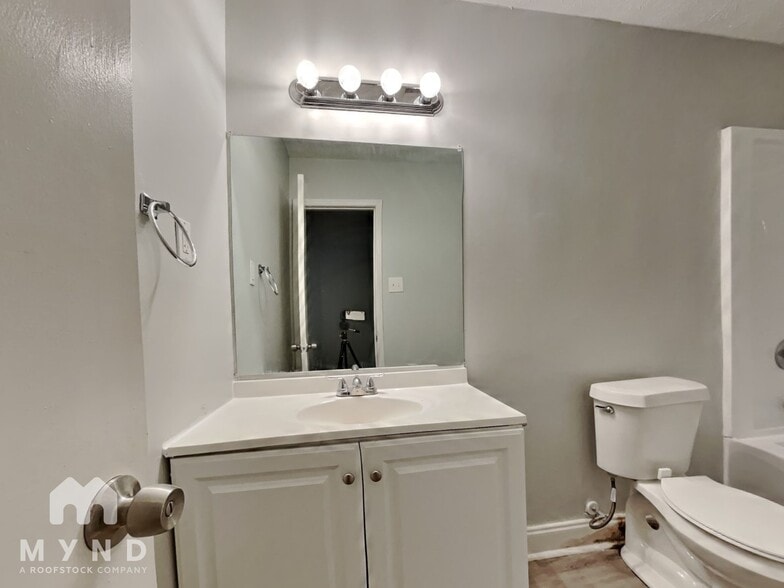 Building Photo - 3047 Brook Hollow Dr
