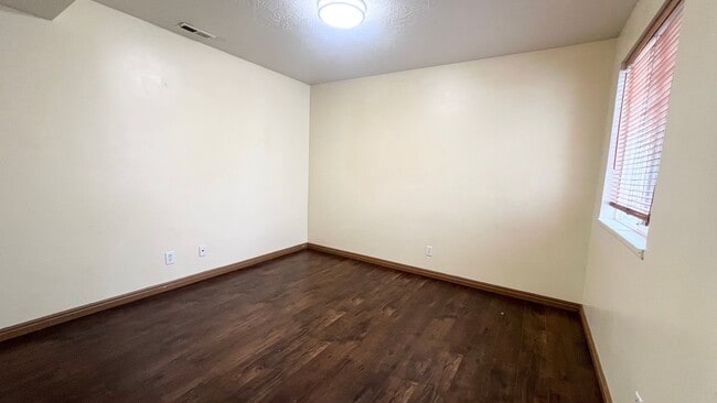 Building Photo - 4 bedroom/2.5 bathroom Townhome in West Jordan!