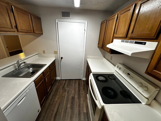 Building Photo - 1 bed/1 bath, 3rd Floor Condo Overlooking ...
