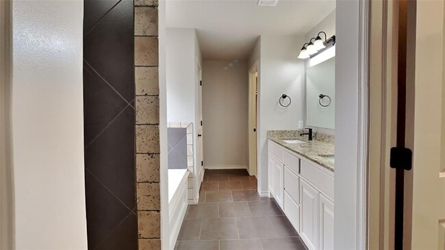 Building Photo - 6520 Bentwood Dr