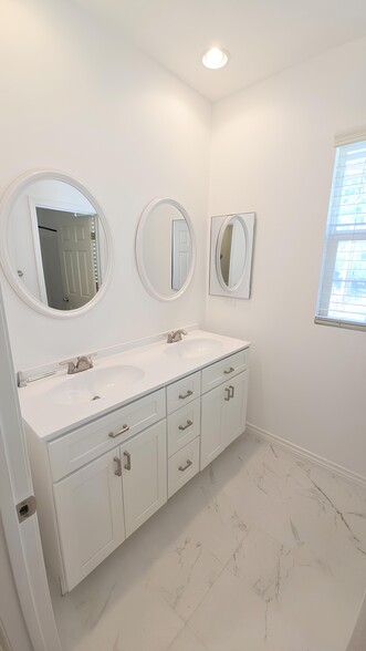 Full Bathroom (Shared, Upstairs) - 4317 Palazzo Ln