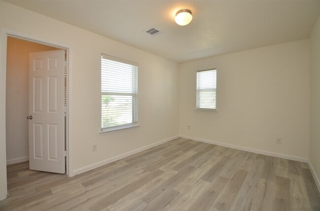 Building Photo - 19009 Barnesdale Ct