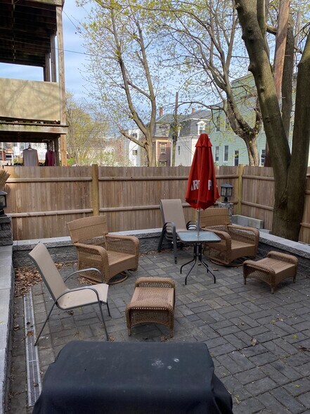 Building Photo - 86 Putnam St