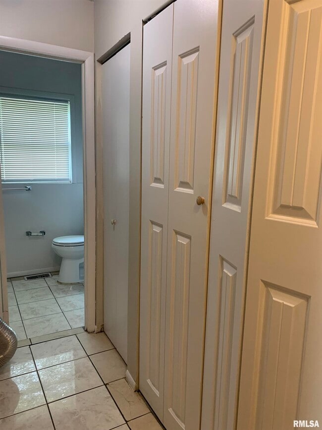 Building Photo - 6411 N Randwick Rd