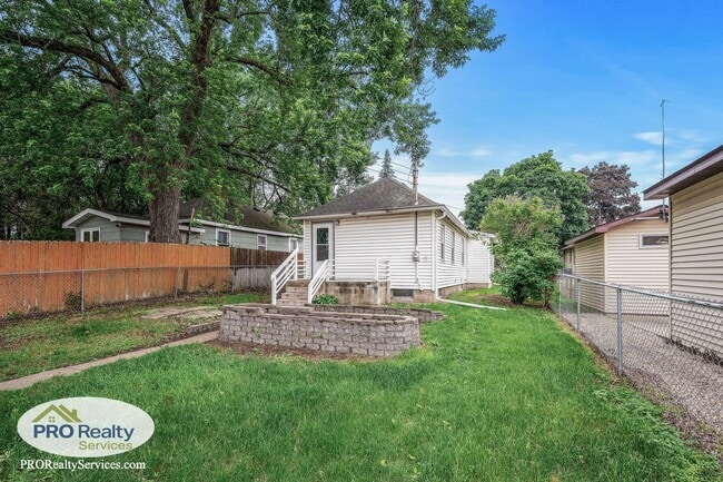 Building Photo - Recently Remodeled 2 Bedroom Home