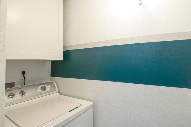 Building Photo - 1-bedroom apartment in pristine condition,...