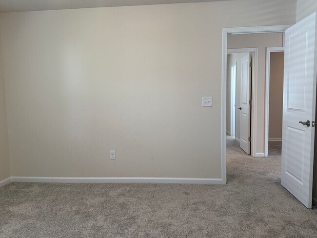 Building Photo - AMAZING LOCATION, Fantastic 3 Bed Home, In...