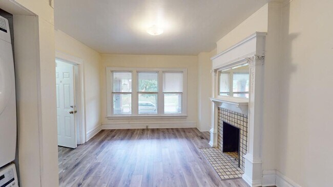 Building Photo - SPACIOUS Single Family House AVAILABLE Fal...