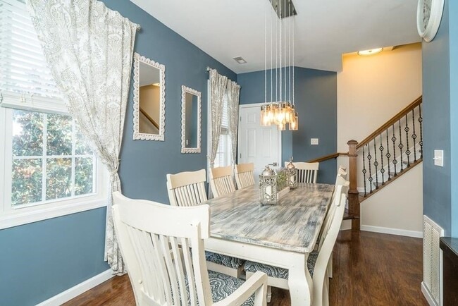 Building Photo - Spacious Luxury Townhome! Outstanding Location!