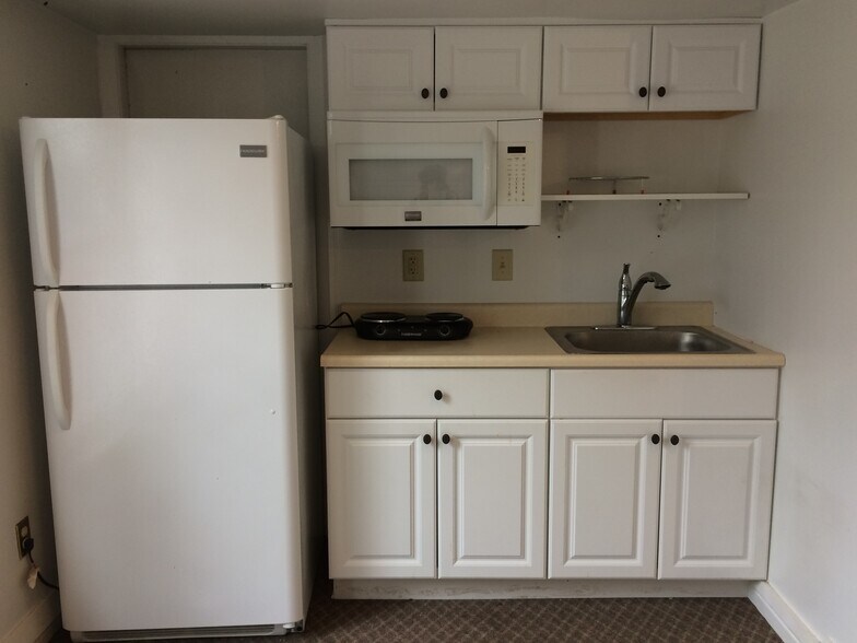 Kitchenette w/hot plates - 1408 3rd Ave