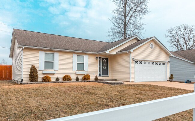Building Photo - 3bd/2ba home available in November