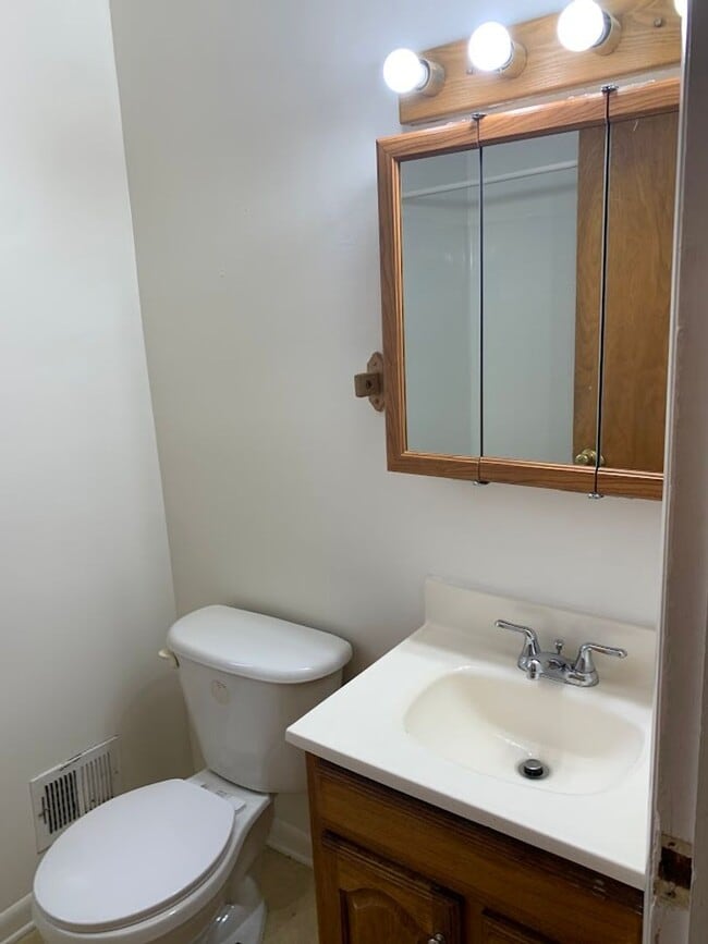 Building Photo - Two story townhouse